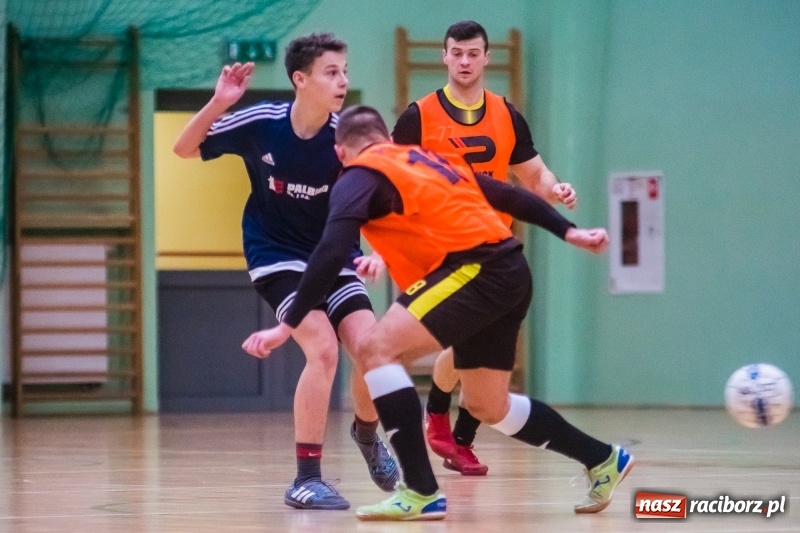 Zdjęcie w galerii na portalu naszraciborz.pl: Sobota w HLPN. Salon Fryzjerski wygrał bez walki. Dezercja Agencji Kredytowej wiadomości z regionu