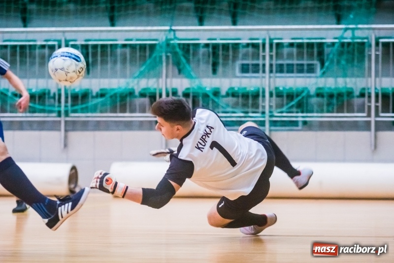 Zdjęcie w galerii na portalu naszraciborz.pl: Sobota w HLPN. Salon Fryzjerski wygrał bez walki. Dezercja Agencji Kredytowej wiadomości z regionu