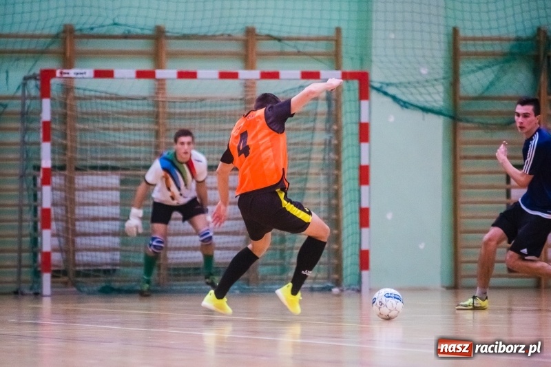 Zdjęcie w galerii na portalu naszraciborz.pl: Sobota w HLPN. Salon Fryzjerski wygrał bez walki. Dezercja Agencji Kredytowej wiadomości z regionu