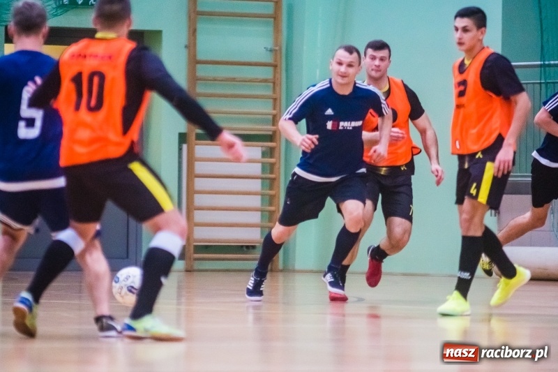 Zdjęcie w galerii na portalu naszraciborz.pl: Sobota w HLPN. Salon Fryzjerski wygrał bez walki. Dezercja Agencji Kredytowej wiadomości z regionu