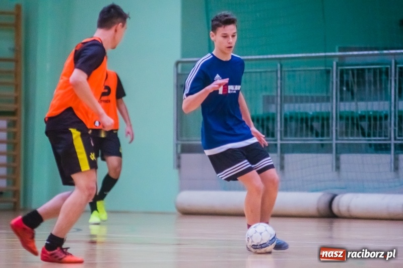 Zdjęcie w galerii na portalu naszraciborz.pl: Sobota w HLPN. Salon Fryzjerski wygrał bez walki. Dezercja Agencji Kredytowej wiadomości z regionu