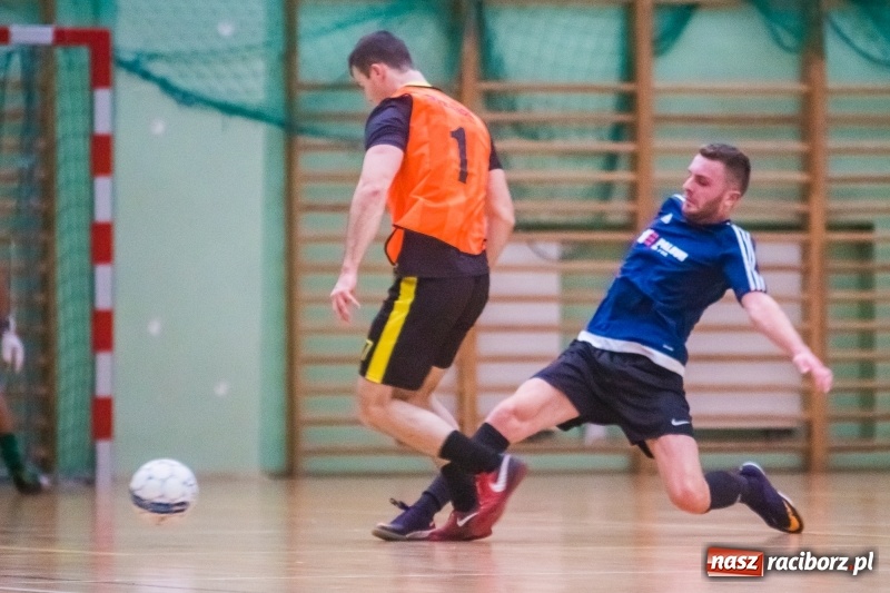 Zdjęcie w galerii na portalu naszraciborz.pl: Sobota w HLPN. Salon Fryzjerski wygrał bez walki. Dezercja Agencji Kredytowej wiadomości z regionu