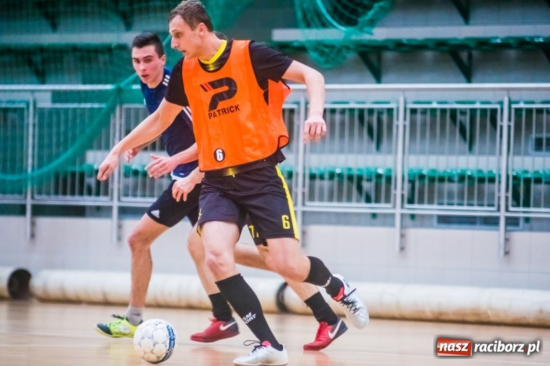 Zdjęcie w galerii na portalu naszraciborz.pl: Sobota w HLPN. Salon Fryzjerski wygrał bez walki. Dezercja Agencji Kredytowej wiadomości z regionu