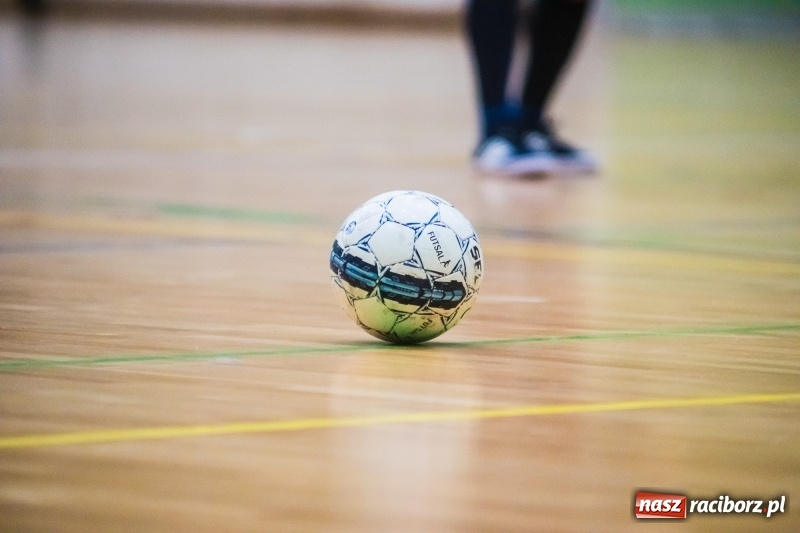 Zdjęcie w galerii na portalu naszraciborz.pl: Sobota w HLPN. Salon Fryzjerski wygrał bez walki. Dezercja Agencji Kredytowej wiadomości z regionu