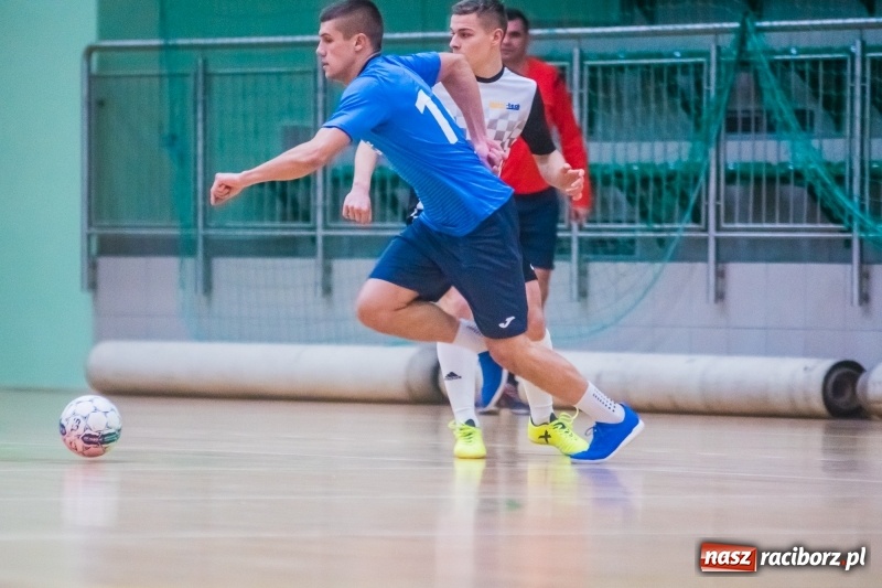 Zdjęcie w galerii na portalu naszraciborz.pl: Sobota w HLPN. Salon Fryzjerski wygrał bez walki. Dezercja Agencji Kredytowej wiadomości z regionu