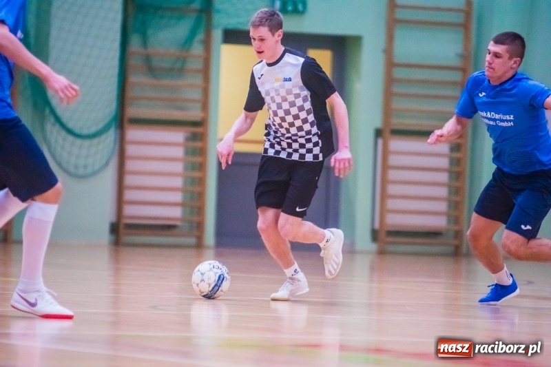 Zdjęcie w galerii na portalu naszraciborz.pl: Sobota w HLPN. Salon Fryzjerski wygrał bez walki. Dezercja Agencji Kredytowej wiadomości z regionu