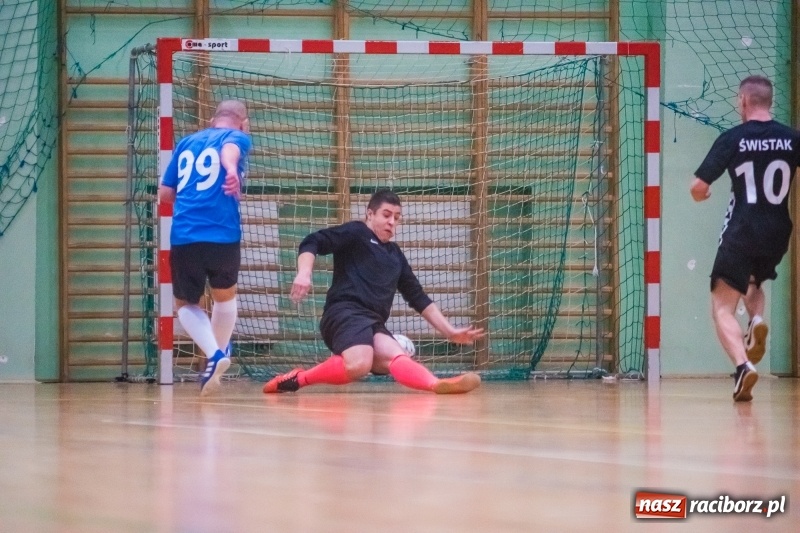 Zdjęcie w galerii na portalu naszraciborz.pl: Sobota w HLPN. Salon Fryzjerski wygrał bez walki. Dezercja Agencji Kredytowej wiadomości z regionu