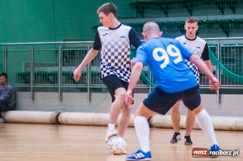 Zdjęcie w galerii na portalu naszraciborz.pl: Sobota w HLPN. Salon Fryzjerski wygrał bez walki. Dezercja Agencji Kredytowej wiadomości z regionu