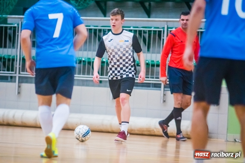 Zdjęcie w galerii na portalu naszraciborz.pl: Sobota w HLPN. Salon Fryzjerski wygrał bez walki. Dezercja Agencji Kredytowej wiadomości z regionu