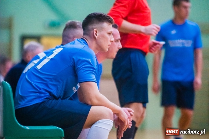 Zdjęcie w galerii na portalu naszraciborz.pl: Sobota w HLPN. Salon Fryzjerski wygrał bez walki. Dezercja Agencji Kredytowej wiadomości z regionu