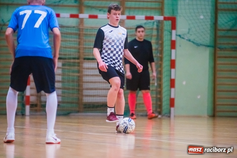 Zdjęcie w galerii na portalu naszraciborz.pl: Sobota w HLPN. Salon Fryzjerski wygrał bez walki. Dezercja Agencji Kredytowej wiadomości z regionu