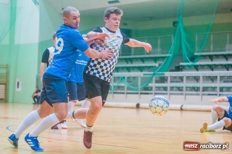 Zdjęcie w galerii na portalu naszraciborz.pl: Sobota w HLPN. Salon Fryzjerski wygrał bez walki. Dezercja Agencji Kredytowej wiadomości z regionu