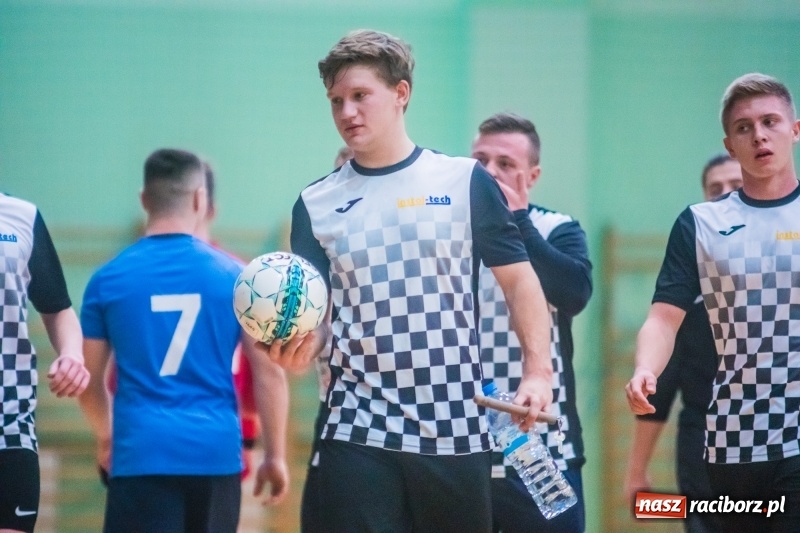 Zdjęcie w galerii na portalu naszraciborz.pl: Sobota w HLPN. Salon Fryzjerski wygrał bez walki. Dezercja Agencji Kredytowej wiadomości z regionu