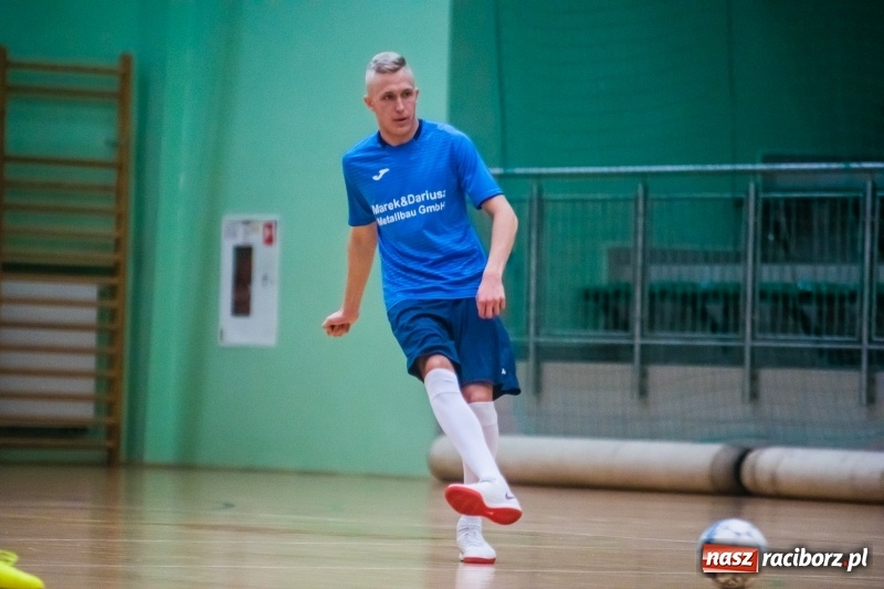 Zdjęcie w galerii na portalu naszraciborz.pl: Sobota w HLPN. Salon Fryzjerski wygrał bez walki. Dezercja Agencji Kredytowej wiadomości z regionu