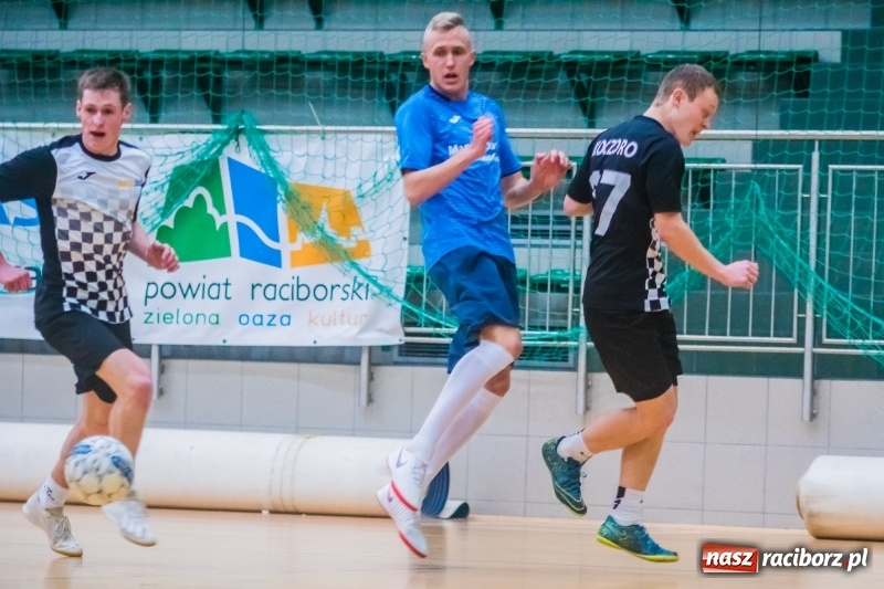 Zdjęcie w galerii na portalu naszraciborz.pl: Sobota w HLPN. Salon Fryzjerski wygrał bez walki. Dezercja Agencji Kredytowej wiadomości z regionu