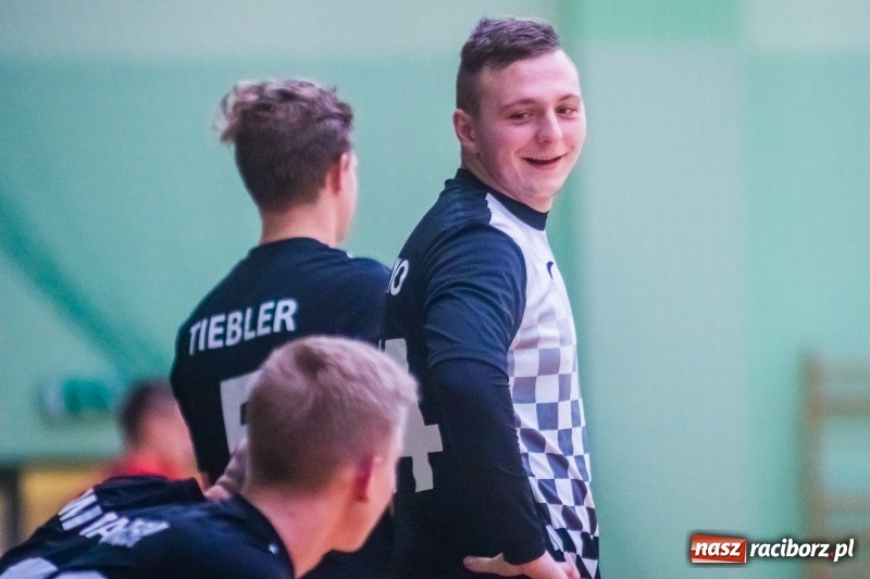 Zdjęcie w galerii na portalu naszraciborz.pl: Sobota w HLPN. Salon Fryzjerski wygrał bez walki. Dezercja Agencji Kredytowej wiadomości z regionu