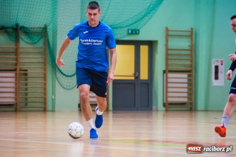 Zdjęcie w galerii na portalu naszraciborz.pl: Sobota w HLPN. Salon Fryzjerski wygrał bez walki. Dezercja Agencji Kredytowej wiadomości z regionu