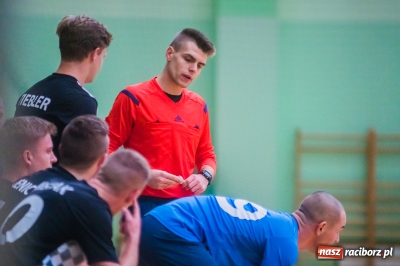 Zdjęcie w galerii na portalu naszraciborz.pl: Sobota w HLPN. Salon Fryzjerski wygrał bez walki. Dezercja Agencji Kredytowej wiadomości z regionu