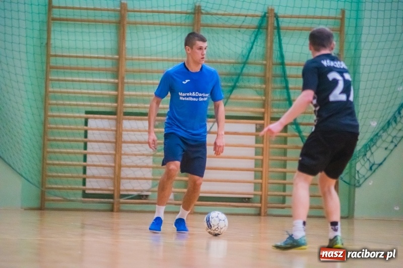 Zdjęcie w galerii na portalu naszraciborz.pl: Sobota w HLPN. Salon Fryzjerski wygrał bez walki. Dezercja Agencji Kredytowej wiadomości z regionu