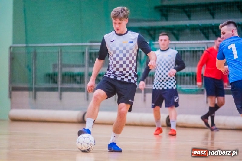 Zdjęcie w galerii na portalu naszraciborz.pl: Sobota w HLPN. Salon Fryzjerski wygrał bez walki. Dezercja Agencji Kredytowej wiadomości z regionu