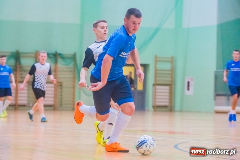 Zdjęcie w galerii na portalu naszraciborz.pl: Sobota w HLPN. Salon Fryzjerski wygrał bez walki. Dezercja Agencji Kredytowej wiadomości z regionu