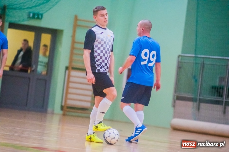 Zdjęcie w galerii na portalu naszraciborz.pl: Sobota w HLPN. Salon Fryzjerski wygrał bez walki. Dezercja Agencji Kredytowej wiadomości z regionu