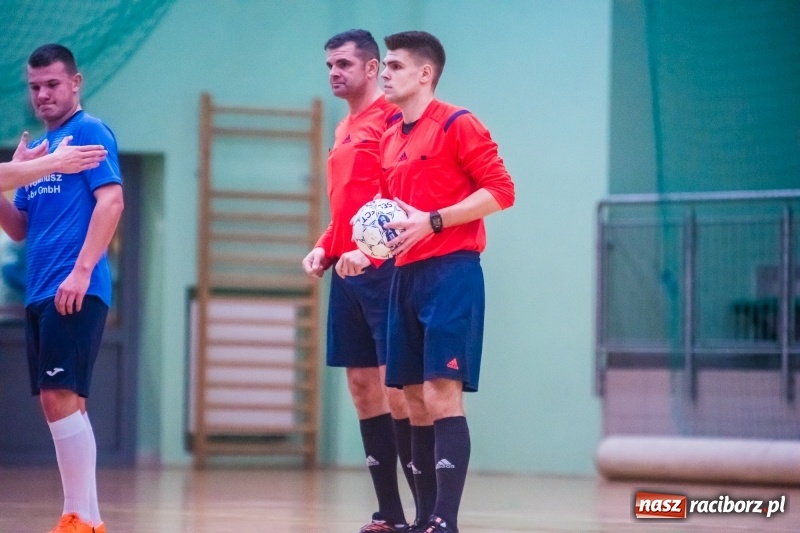 Zdjęcie w galerii na portalu naszraciborz.pl: Sobota w HLPN. Salon Fryzjerski wygrał bez walki. Dezercja Agencji Kredytowej wiadomości z regionu