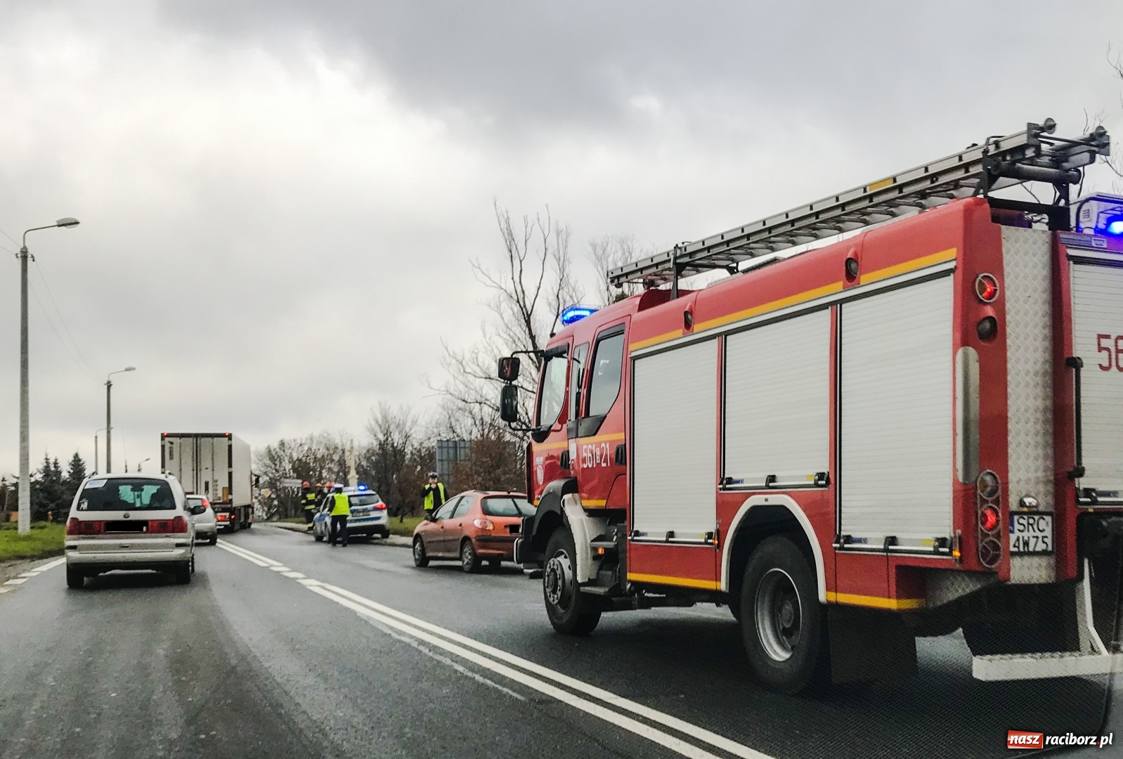 Zdjęcie w galerii na portalu naszraciborz.pl: Fatum nad Kozielską. Kolejne auto wypadło z jezdni  wiadomości z regionu