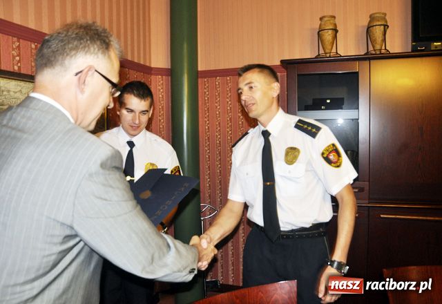 Zdjęcie w galerii na portalu naszraciborz.pl: Uratowali życie - dostali nagrody wiadomości z regionu