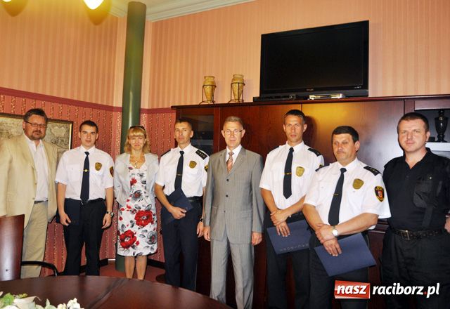 Zdjęcie w galerii na portalu naszraciborz.pl: Uratowali życie - dostali nagrody wiadomości z regionu