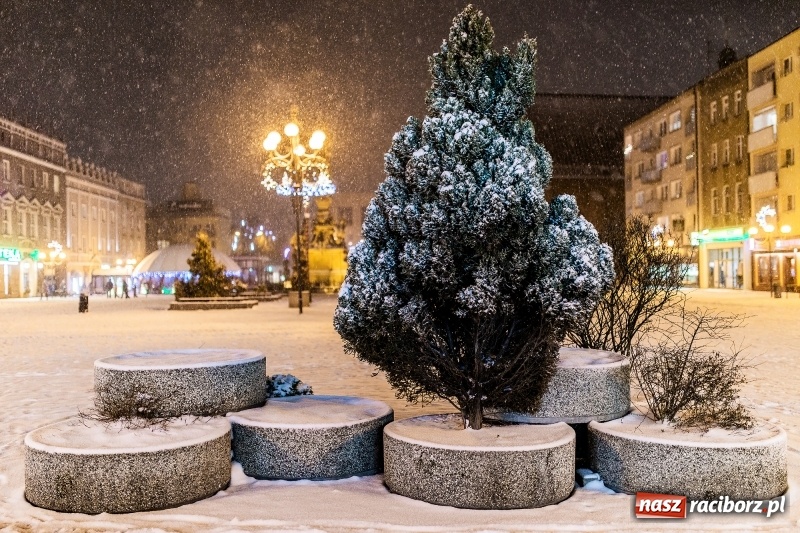 Zdjęcie w galerii na portalu naszraciborz.pl: Służby zapowiadają pierwsze tej zimy opady śniegu. Miasto przygotowane do akcji Zima wiadomości z regionu