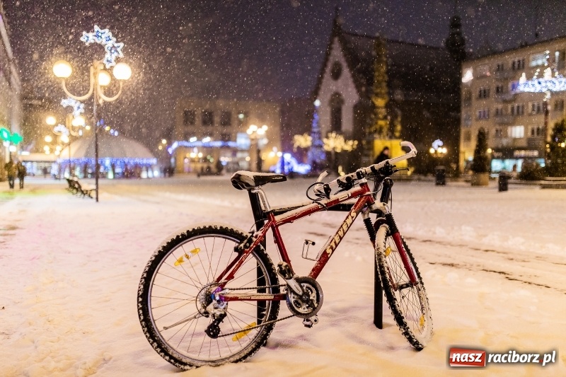 Zdjęcie w galerii na portalu naszraciborz.pl: Służby zapowiadają pierwsze tej zimy opady śniegu. Miasto przygotowane do akcji Zima wiadomości z regionu