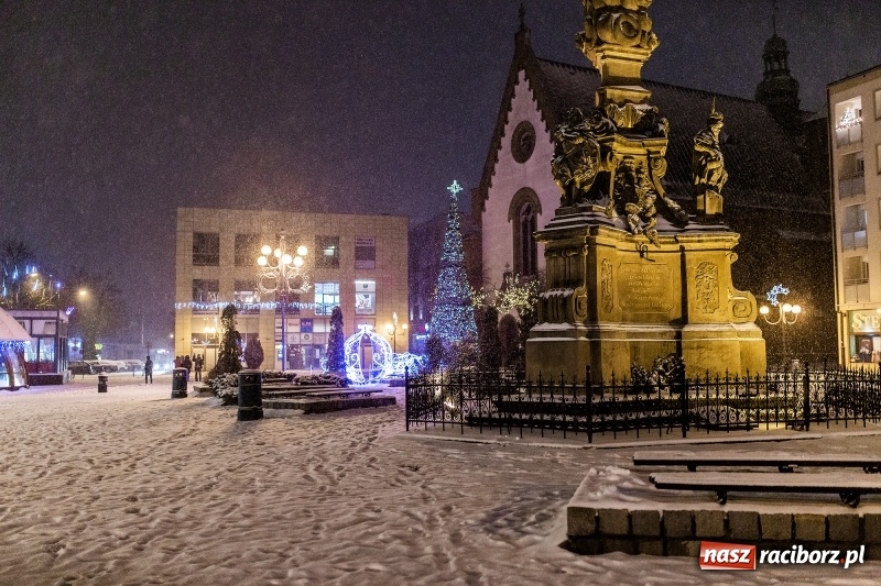 Zdjęcie w galerii na portalu naszraciborz.pl: Służby zapowiadają pierwsze tej zimy opady śniegu. Miasto przygotowane do akcji Zima wiadomości z regionu