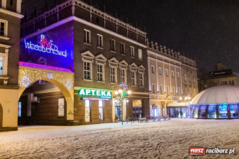Zdjęcie w galerii na portalu naszraciborz.pl: Służby zapowiadają pierwsze tej zimy opady śniegu. Miasto przygotowane do akcji Zima wiadomości z regionu