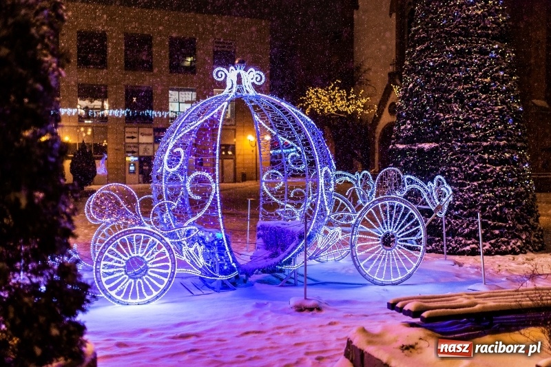 Zdjęcie w galerii na portalu naszraciborz.pl: Służby zapowiadają pierwsze tej zimy opady śniegu. Miasto przygotowane do akcji Zima wiadomości z regionu