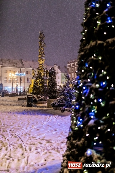 Zdjęcie w galerii na portalu naszraciborz.pl: Służby zapowiadają pierwsze tej zimy opady śniegu. Miasto przygotowane do akcji Zima wiadomości z regionu
