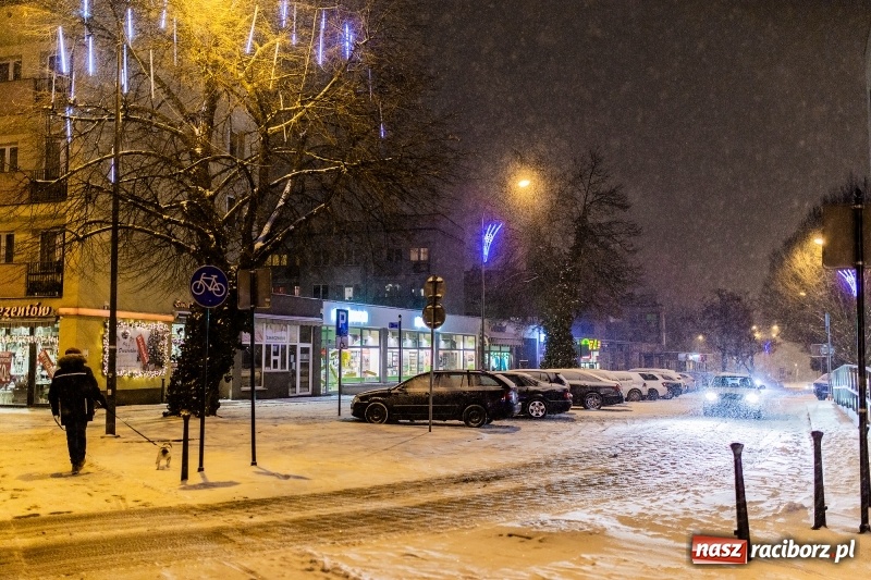 Zdjęcie w galerii na portalu naszraciborz.pl: Służby zapowiadają pierwsze tej zimy opady śniegu. Miasto przygotowane do akcji Zima wiadomości z regionu