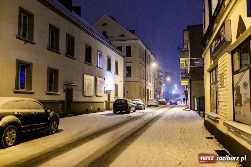 Zdjęcie w galerii na portalu naszraciborz.pl: Służby zapowiadają pierwsze tej zimy opady śniegu. Miasto przygotowane do akcji Zima wiadomości z regionu