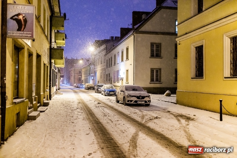 Zdjęcie w galerii na portalu naszraciborz.pl: Służby zapowiadają pierwsze tej zimy opady śniegu. Miasto przygotowane do akcji Zima wiadomości z regionu
