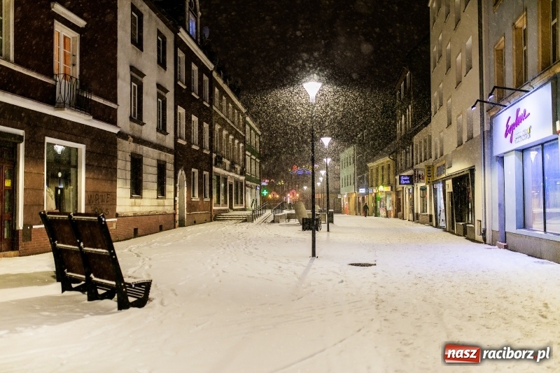 Zdjęcie w galerii na portalu naszraciborz.pl: Służby zapowiadają pierwsze tej zimy opady śniegu. Miasto przygotowane do akcji Zima wiadomości z regionu