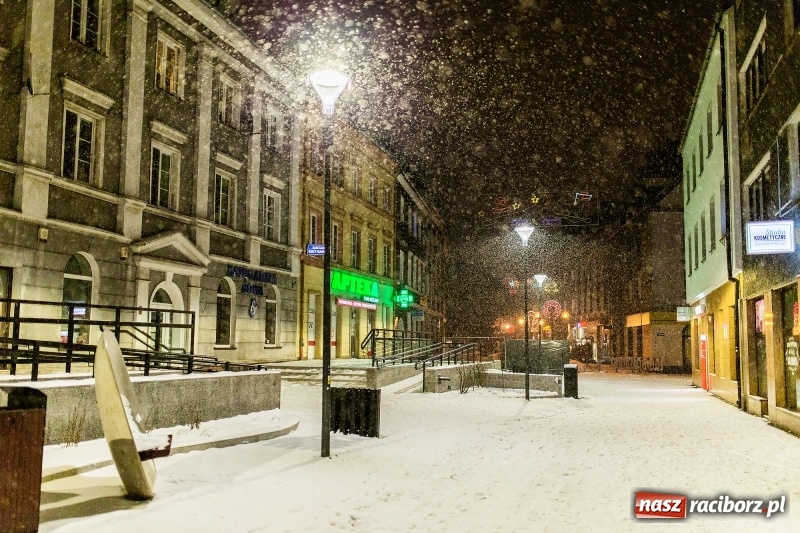 Zdjęcie w galerii na portalu naszraciborz.pl: Służby zapowiadają pierwsze tej zimy opady śniegu. Miasto przygotowane do akcji Zima wiadomości z regionu