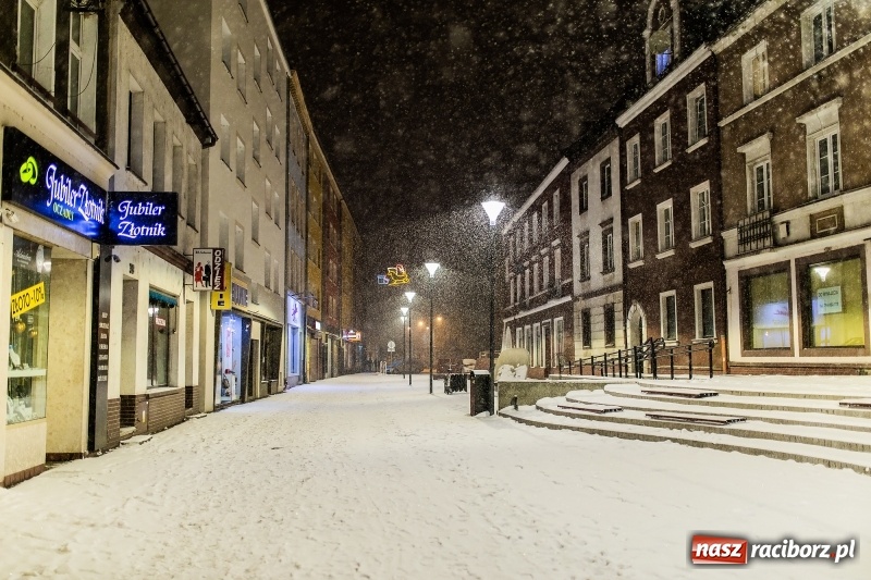 Zdjęcie w galerii na portalu naszraciborz.pl: Służby zapowiadają pierwsze tej zimy opady śniegu. Miasto przygotowane do akcji Zima wiadomości z regionu