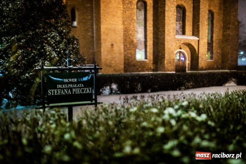 Zdjęcie w galerii na portalu naszraciborz.pl: Służby zapowiadają pierwsze tej zimy opady śniegu. Miasto przygotowane do akcji Zima wiadomości z regionu