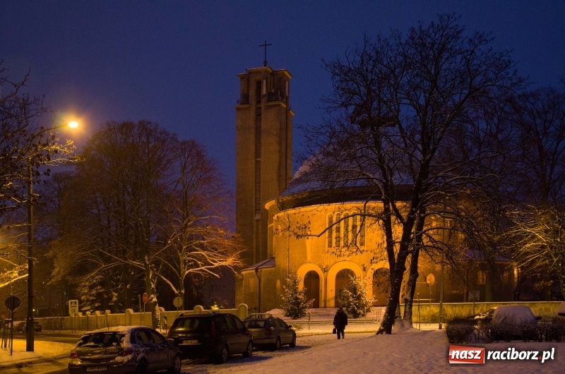 Zdjęcie w galerii na portalu naszraciborz.pl: Służby zapowiadają pierwsze tej zimy opady śniegu. Miasto przygotowane do akcji Zima wiadomości z regionu