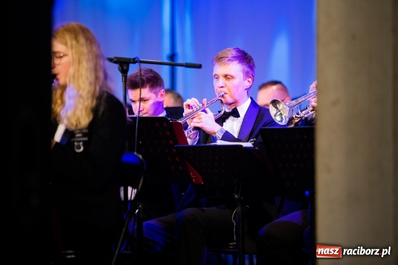 Zdjęcie w galerii na portalu naszraciborz.pl: Koncert Noworoczny DFK w DK Strzecha wiadomości z regionu