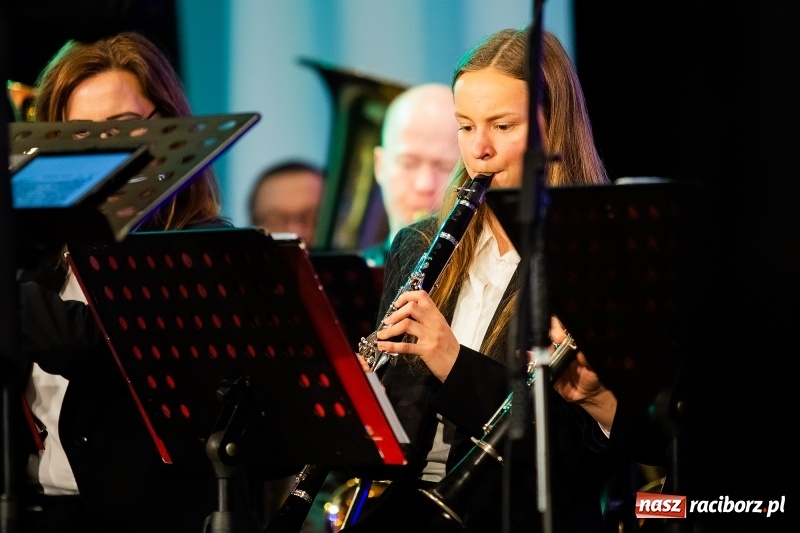 Zdjęcie w galerii na portalu naszraciborz.pl: Koncert Noworoczny DFK w DK Strzecha wiadomości z regionu