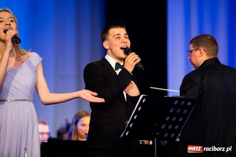 Zdjęcie w galerii na portalu naszraciborz.pl: Koncert Noworoczny DFK w DK Strzecha wiadomości z regionu