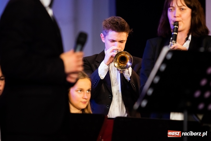 Zdjęcie w galerii na portalu naszraciborz.pl: Koncert Noworoczny DFK w DK Strzecha wiadomości z regionu