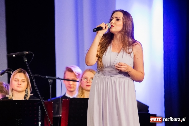 Zdjęcie w galerii na portalu naszraciborz.pl: Koncert Noworoczny DFK w DK Strzecha wiadomości z regionu