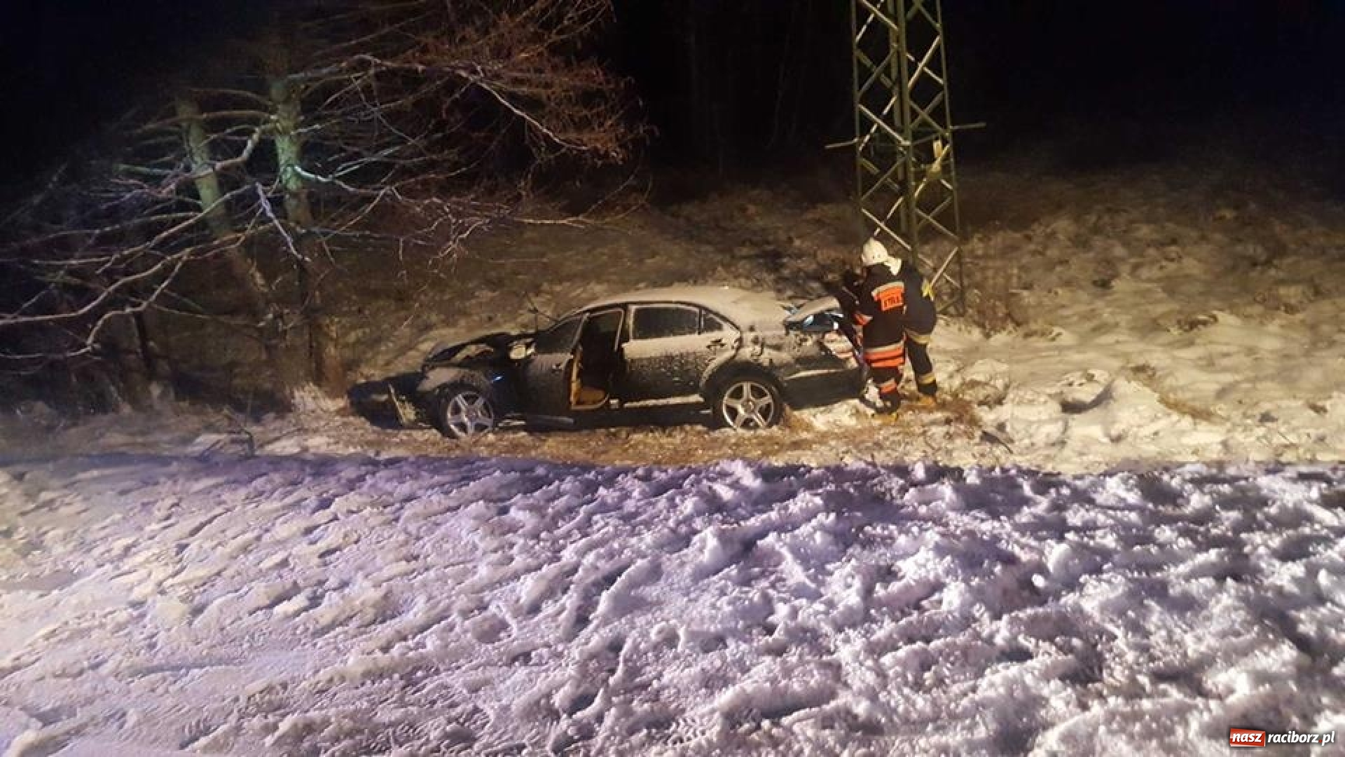 Zdjęcie w galerii na portalu naszraciborz.pl: Mercedes uderzył w drzewo. Pożar w fabryce  wiadomości z regionu